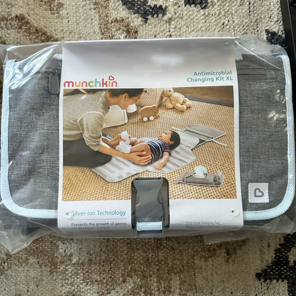 **BRAND NEW** Munchkin changing kit XL